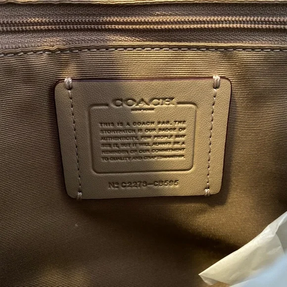 NWT💃Coach Gallery Tote In Signature Canvas With Strawberry Print - Picture 11 of 12